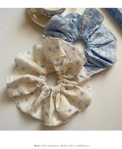 Détail de chouchous surdimensionnés à carreaux et pois en tissu seersucker texturé