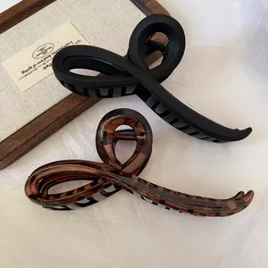 Haarklammern in Mattschwarz und Bernstein-Schildpatt für dickes Haar mit elegantem Design
