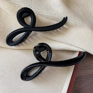 Matte und glänzende schwarze Haarklammern in Schleifenform für elegante Frisuren