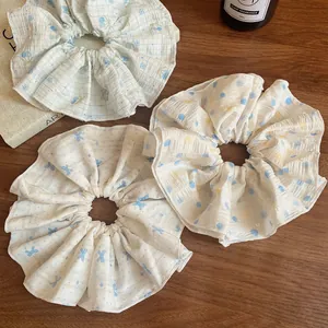 Chouchous blancs à pois et fleurs sur fond bois, style coréen décontracté