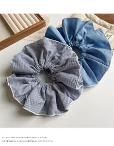 Λεπτομέρεια από λαστιχάκια denim blue με καρό σχέδια και ποιοτικές ραφές στις άκρες