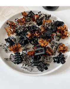 Détail de 20 mini pinces à cheveux aux formes variées et motifs léopard élégants