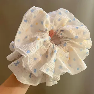 Chouchou géant blanc avec pois colorés et motifs de petits nœuds bleus mignons