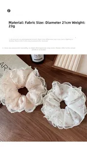 Detalle de coleteros de encaje floral rosa y blanco sobre madera, diámetro de 21 cm