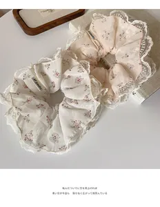 Primer plano de coleteros con flores y encaje, bordes ondulados y textura de tela