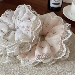 Set de coleteros florales en rosa y blanco con bordes de encaje y pliegues