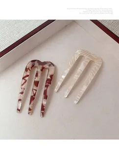 Gros plan sur des épingles à cheveux en acétate avec motifs écaille et marbre chic