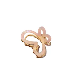 Mini pince à cheveux papillon rose dégradé avec base en alliage doré sur fond blanc