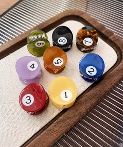 Vue détaillée du lot de 8 mini-pinces à cheveux en acétate coloré numérotées billard