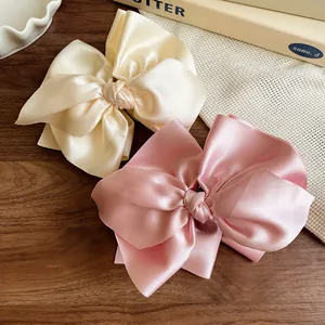 Übergroße Satin-Haarspangen in Beige und Rosa für süße und elegante Frisuren-Looks