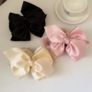 Übergroße Satin-Haarspangen in Schwarz, Rosa und Cremeweiß mit elegantem Glanz-Finish