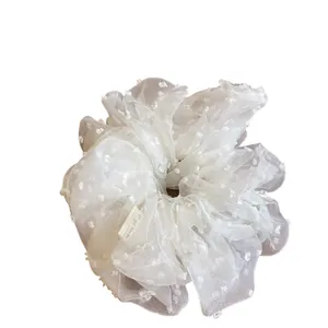 Chouchou élégant en mesh blanc avec texture à pois et étiquette faite à la main