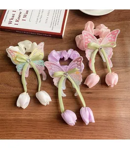 Vue détaillée de trois chouchous papillon en dentelle avec des pendentifs tulipes