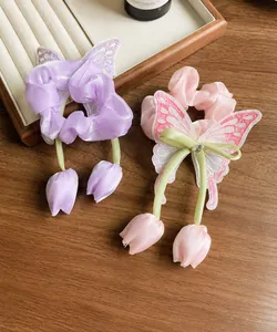 Détail de chouchous papillon avec broderie et pendentifs tulipe en rose et violet
