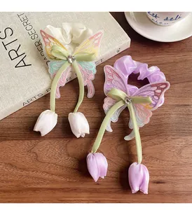 Détail de chouchous papillons brodés avec tulipes et accents de cœurs en cristal