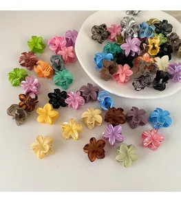 Primer plano de mini pinzas para el cabello con flores de colores mate y perlado