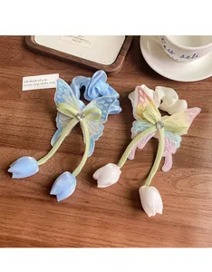 Détail de chouchous fleuris avec pendentifs papillon tulipe et cœurs en strass