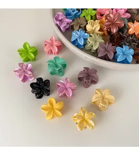 Detalle de pinzas para el cabello con flores 3D de colores y acabado nacrado con resorte