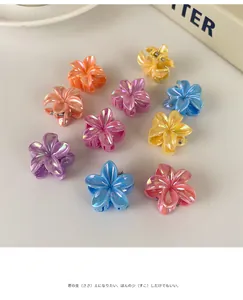 Detalle de 10 mini pinzas para el cabello con forma de flor y acabado perlado aurora pastel