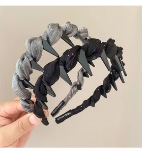 Détail de serre-têtes tissés main avec paillettes et pinces de fixation intégrées