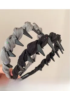 Détail de serre-tête en tissu torsadé avec dents antidérapantes et étiquette fait main