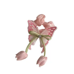 Chouchou en satin rose avec pendentif tulipe et ailes de papillon en maille