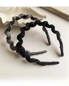 Détails de bandeaux tressés avec pinces à cheveux en noir et gris sur un plateau