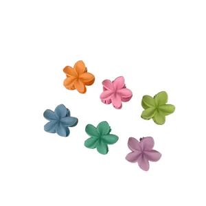 Set de seis mini pinzas para el cabello con forma de flor mate en suaves tonos pastel