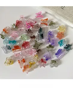 Vista macro di mini mollette per capelli traslucide a forma di farfalla e cuore colorati