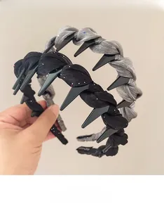 Détail de la texture tressée et des clips antidérapants sur le serre-tête bicolore de haute qualité