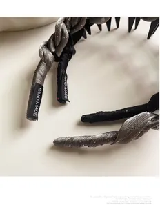 Détail d'un serre-tête tressé à la main avec dents antidérapantes et tissu texturé