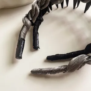 Serre-tête tressé fait main en texture soie argent et noir avec dents antidérapantes