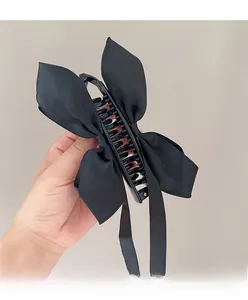 Grande pince à cheveux avec nœud en satin noir mat et longs rubans pour femmes