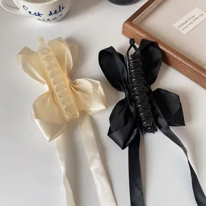 Ensemble de barrettes à nœuds élégants crème et noir avec de longs rubans fluides et griffes