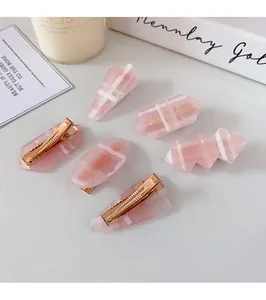 Details des Haarspangen-Sets aus rosa Marmorharz mit goldenen Metall-Entenschnabelclips