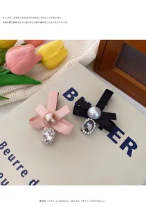Details von Satin-Schleifen-Haarspangen mit Perlen und Kristallanhängern in Rosa und Schwarz