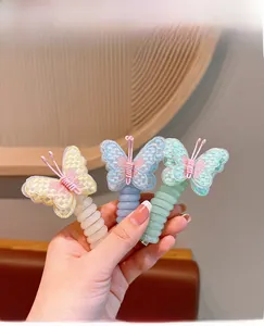 Detail von bestickten Schmetterlings-Haarspangen mit Spiralen in sanften Pastelltönen