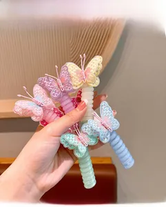 Details von fünf bunten Spiral-Haargummis mit zarten bestickten Spitzen-Schmetterlingen