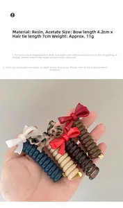 Nahaufnahme der Spiral-Haargummis mit Schleifen und France Handmade-Schriftzug