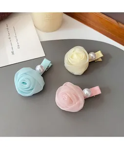 Detaillierte Makroansicht der Rosen-Haarspangen in Blau, Beige und Rosa mit Perlen