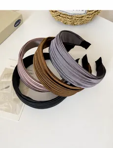 Nahaufnahme von plissierten Satin-Haarbändern in Schwarz, Rosa, Kaffee und Lila