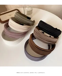 Detailansicht von Haarbändern aus Satin mit Plisseefalten in eleganten sanften Farben