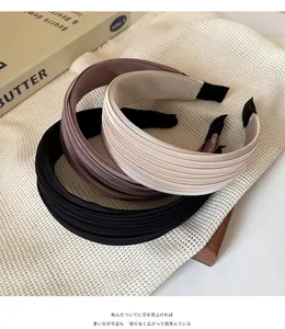 Detailansicht der dreiteiligen plissierten Satin-Stirnbänder in Schwarz und Beige