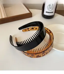 Detail view of anti-slip comb headbands in glossy black and leopard tortoise pattern