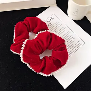 Κομψό σετ 2 κόκκινων βελούδινων scrunchies με λευκές πέρλες σε ρετρό γαλλικό στυλ