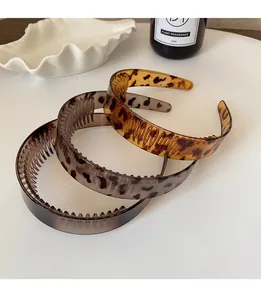 Detail of leopard and tortoiseshell headbands with non-slip teeth and glossy finish