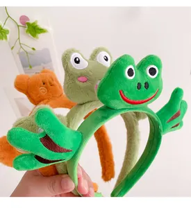 Detalle de diademas de peluche con diseños de ranas y osos animados para niñas y niños