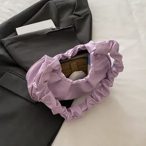 Detailansicht der lila gerafften Cloud-Bag mit Platz für Kosmetik und Geldbörse