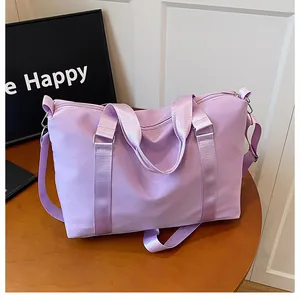 Sac de voyage violet lavande grande capacité avec bandoulière réglable sur une table en bois