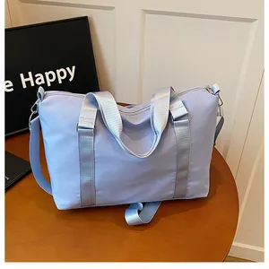 Détail du sac de voyage en tissu oxford lilas imperméable avec bandoulière et métal argenté